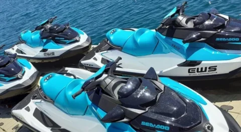 Motos de agua Enjoy Watersports en plataforma del Club Náutico de San Antonio Ibiza